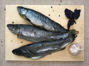 Ресторанные гренки с красной икрой: Форель радужная вяленая